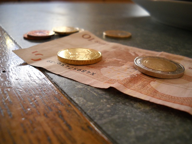 bankovka a několik mincí