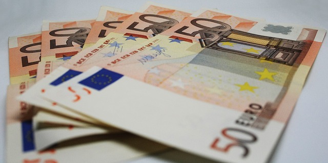 pět 50ti eurových bankovek
