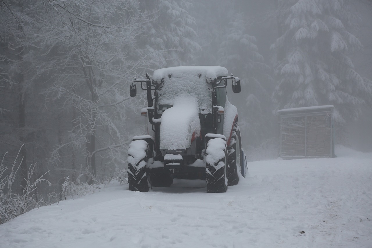 traktor ve sněhu 